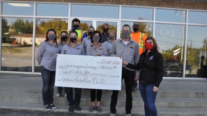 FLD renovation center made a donation of $ 8,000 to the Centennial committee