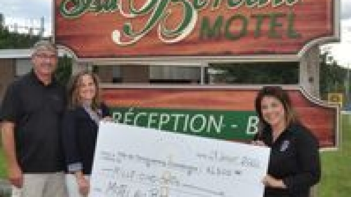 Au Bercail Motel donates $1500!