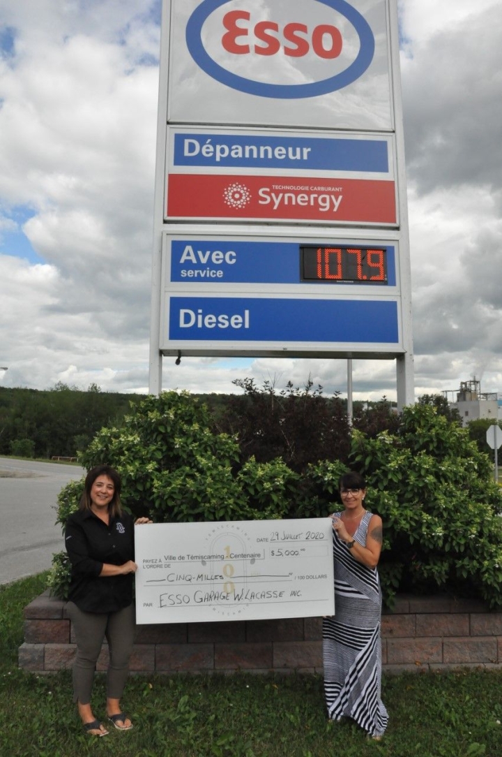 Esso - Garage W. Lacasse makes a  donation of $ 5,000