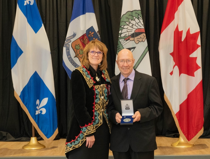 UNE VIE AU SERVICE DES AUTRES : RÉGIS BÉRUBÉ HONORÉ PAR LA LIEUTENANTE-GOUVERNEURE DU QUÉBEC