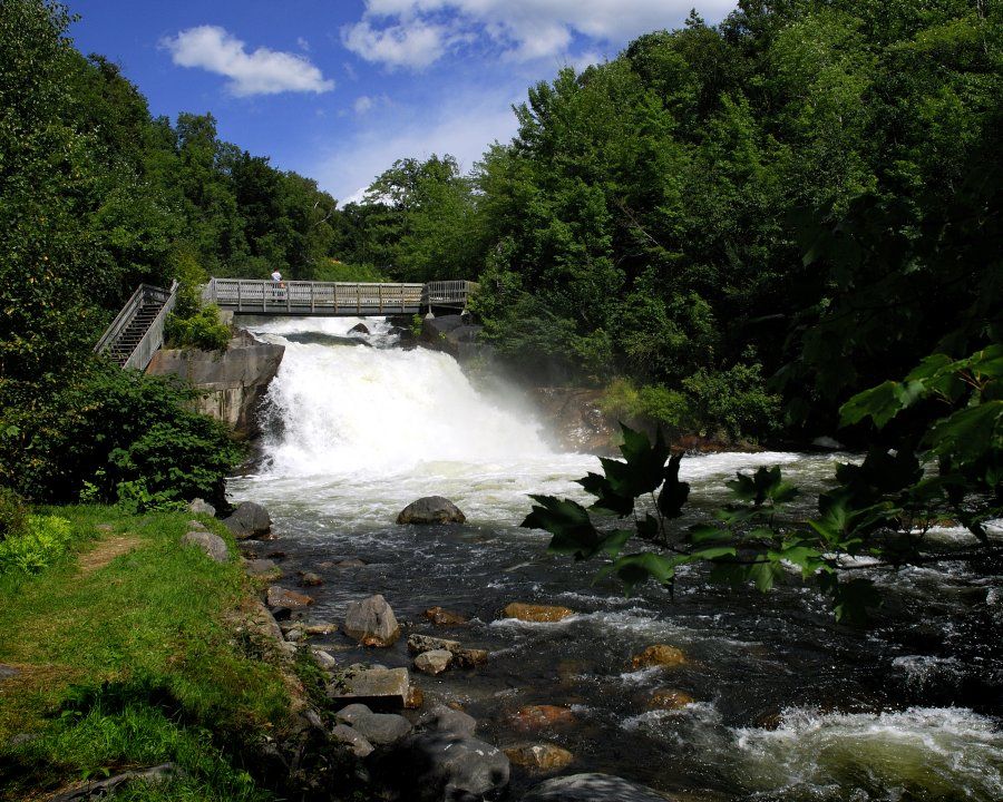 Gordon Creek and Falls - Ville de Témiscaming